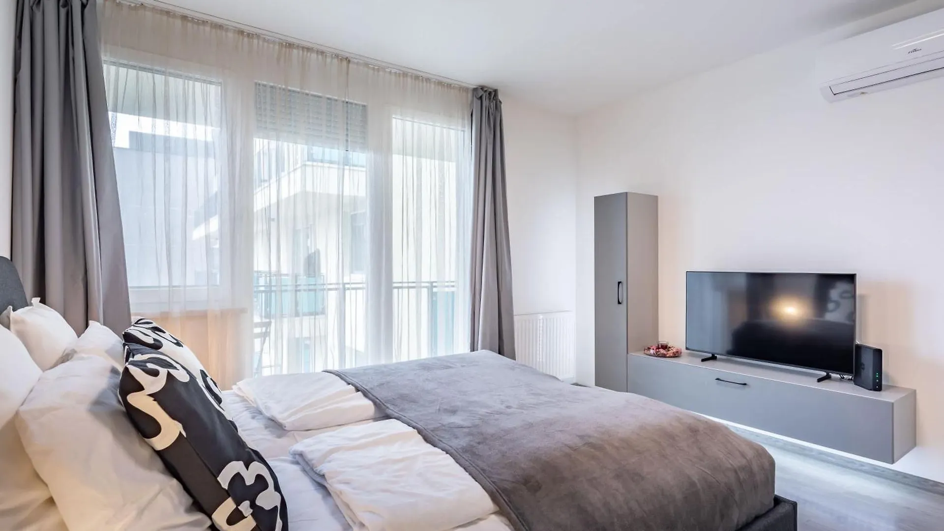 Central - Balcony - New - Comfy Budapest Apartment